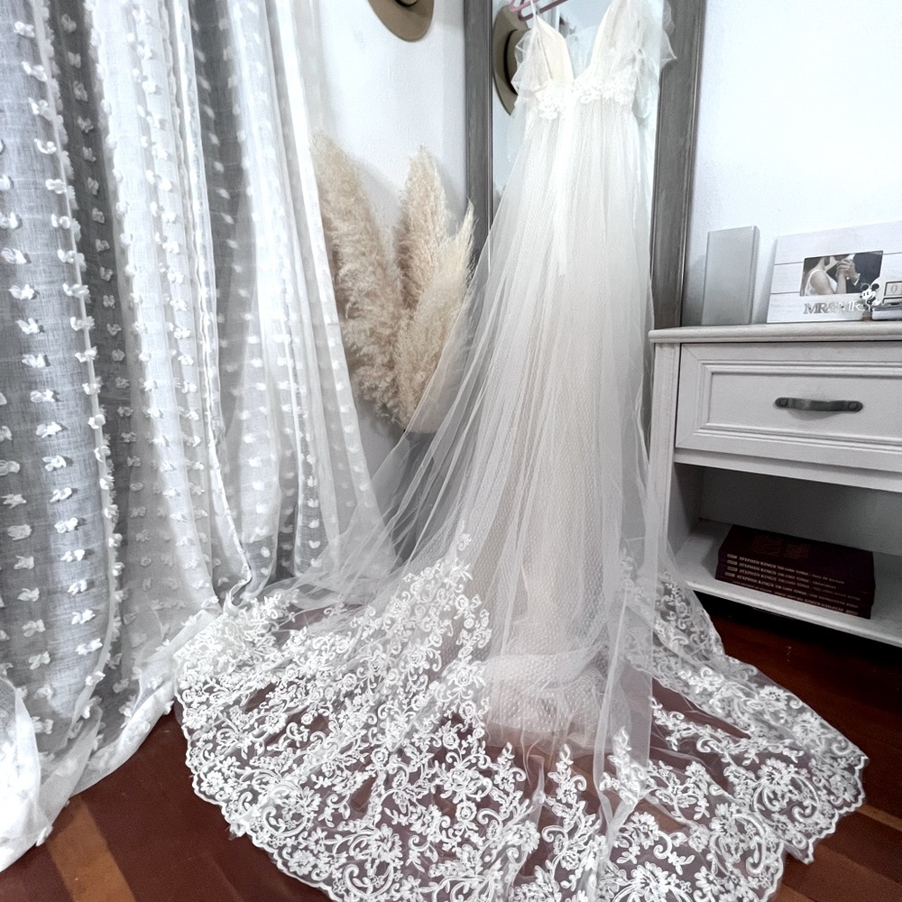 Beautiful Ivory wedding dress, no brand name, custom designed. No altera…